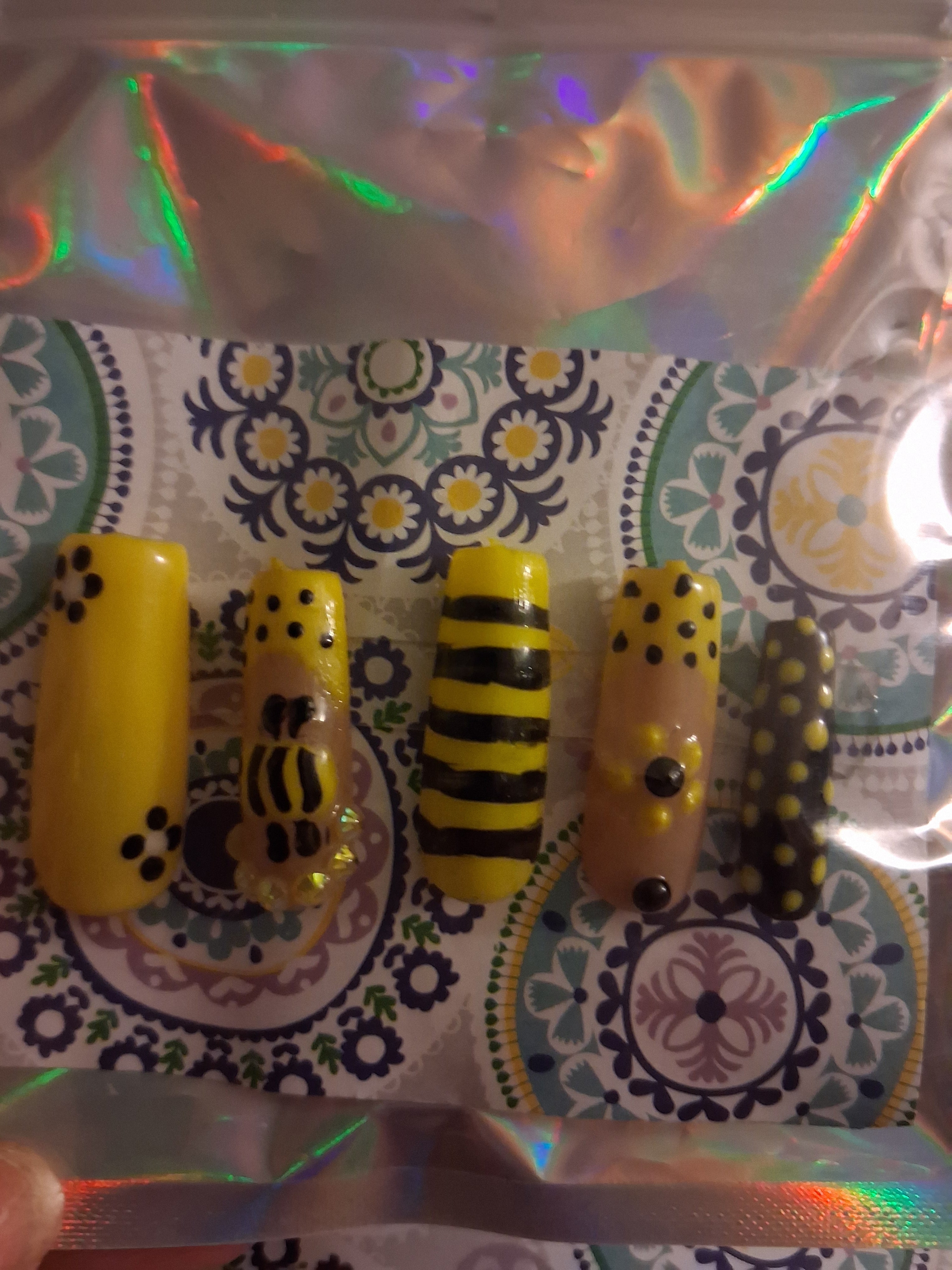 Press-On Nails (Bee)