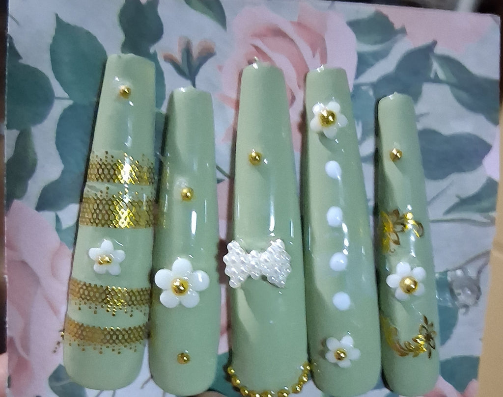 Press-On Nails (Sage w/Gold and Flowers 3XL)