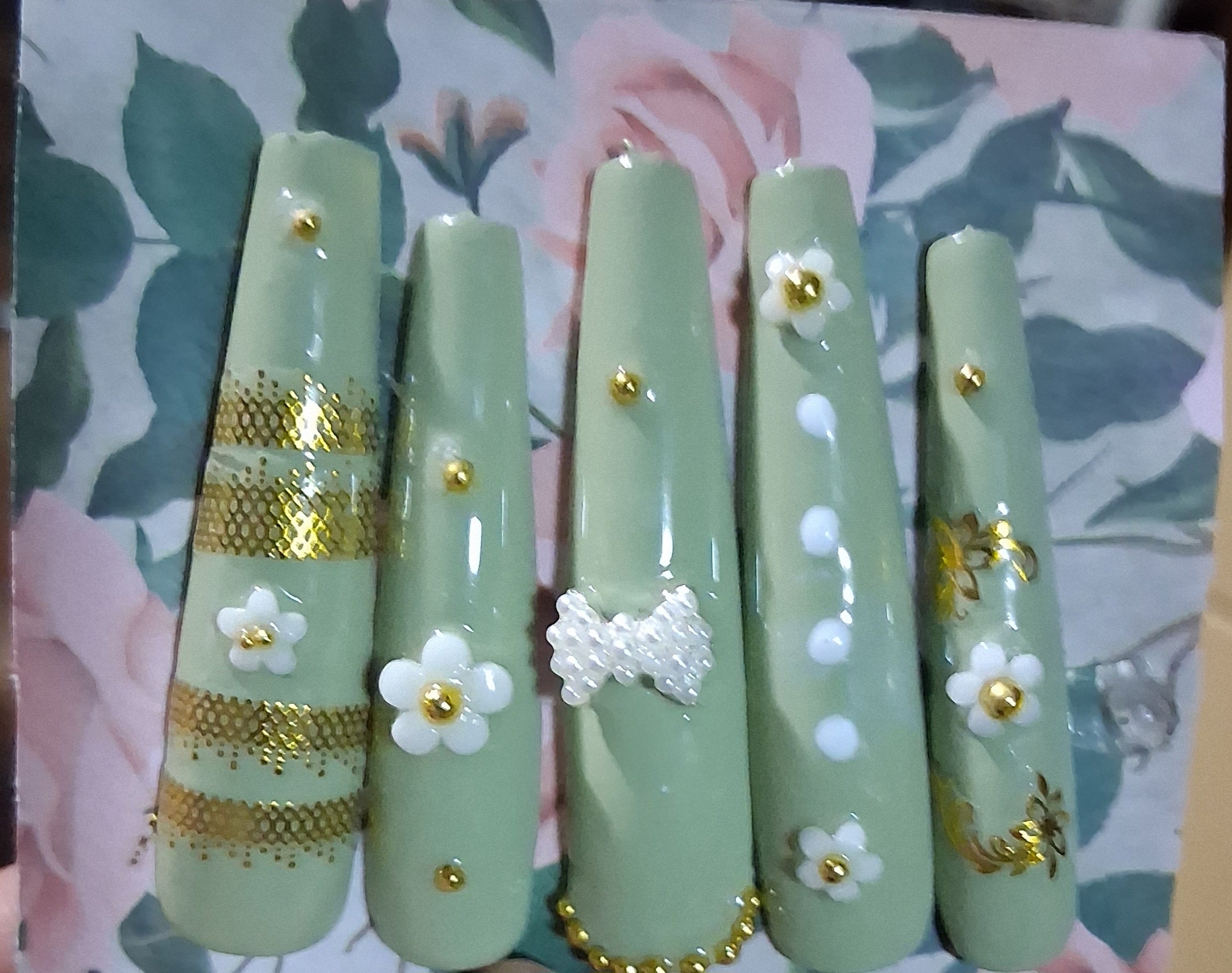 Press-On Nails (Sage w/Gold and Flowers 3XL)